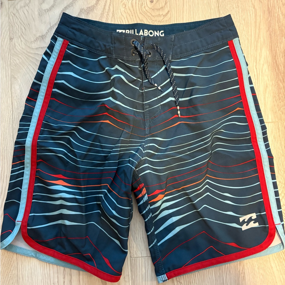 BILLABONG Platinum X | 73   Size 25 Navy and Red Striped Board Shorts. Like new